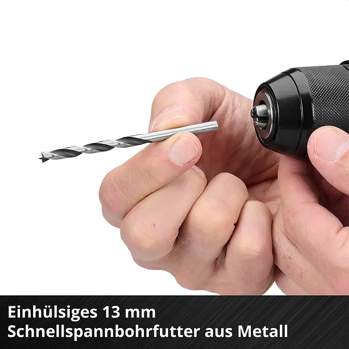 Einhell Professional PXC 18V Akku-Schlagbohrschrauber TTP-CDD 18/501-C Li-i - 18 V, 1 Akku, 3 Ah, 50 Nm - Hände setzen einen Metallbohrer in ein schwarzes, einhülsiges 13-mm-Schnellspannbohrfutter ein.