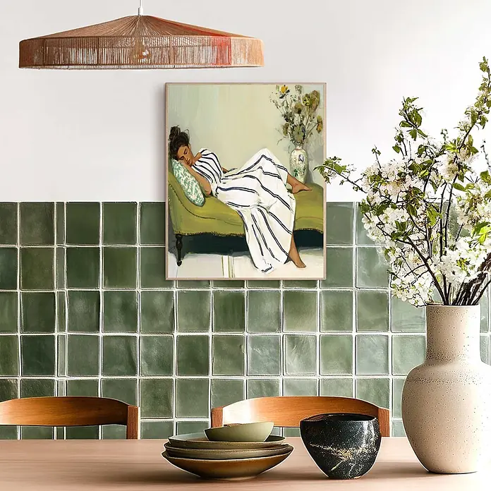 Reinders Bild Slim Frame Wood - Napping Beauty, B x H: 40 x 50 cm - Geflochtene Pendelleuchte aus Naturfaser hängt über einem Esstisch in einem modernen Raum.