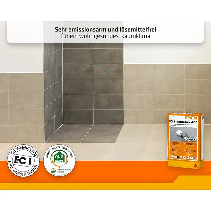 PCI Flexkleber 400 15 kg C2TES1 - 15 kg - Gelb-orangener Sack PCI Flexkleber 400 Fliesenkleber in einem gefliesten Raum, der seine Verwendung für Wand- und Bodenfliesen zeigt.