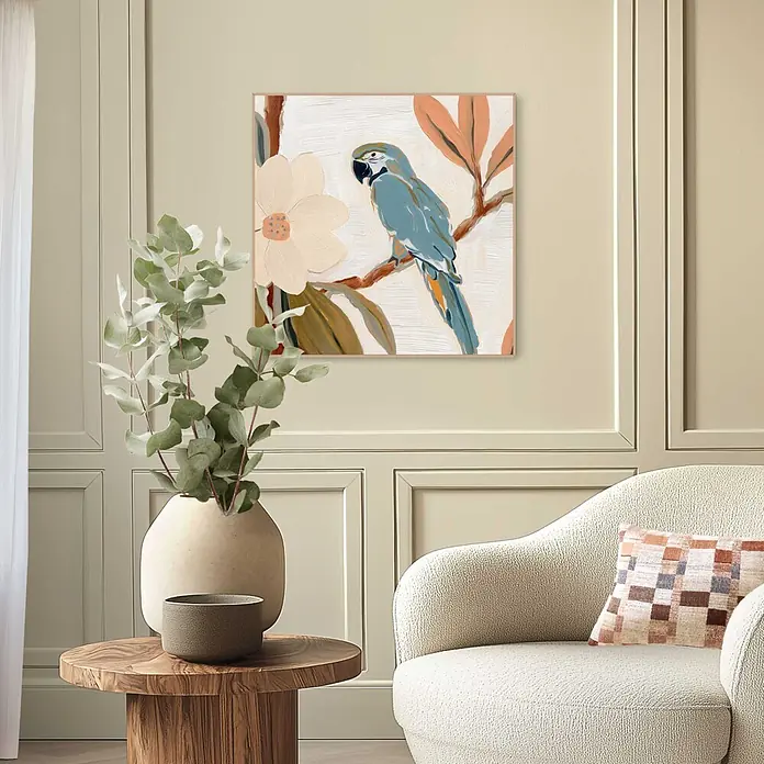 Reinders Bild Slim Frame Wood - Loro, B x H: 50 x 50 cm - Abstraktes Gemälde mit einem blauen Papagei auf einem Ast mit hellen Blüten und orangefarbenen Blättern, über einem beigen Sofa.