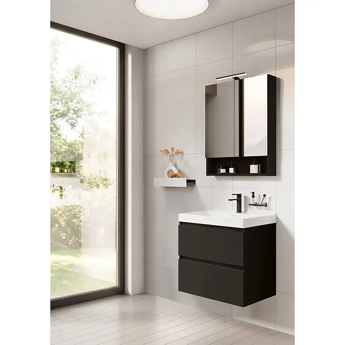 Riva Lynn Waschtischunterschrank - B x T x H: 60 x 45,6 x 53 cm, Schwarz, Matt - Modernes Bad mit schwarzem Schwebe-Waschtisch, weißem Waschbecken und schwarzem Spiegelschrank mit Beleuchtung und offener Ablage.