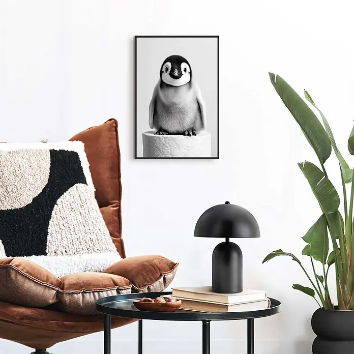 Reinders Bild Slim Frame Black - Penguin Paper, B x H: 20 x 30 cm - Schwarz gerahmter Druck eines Baby-Pinguins auf einer Toilettenpapierrolle.