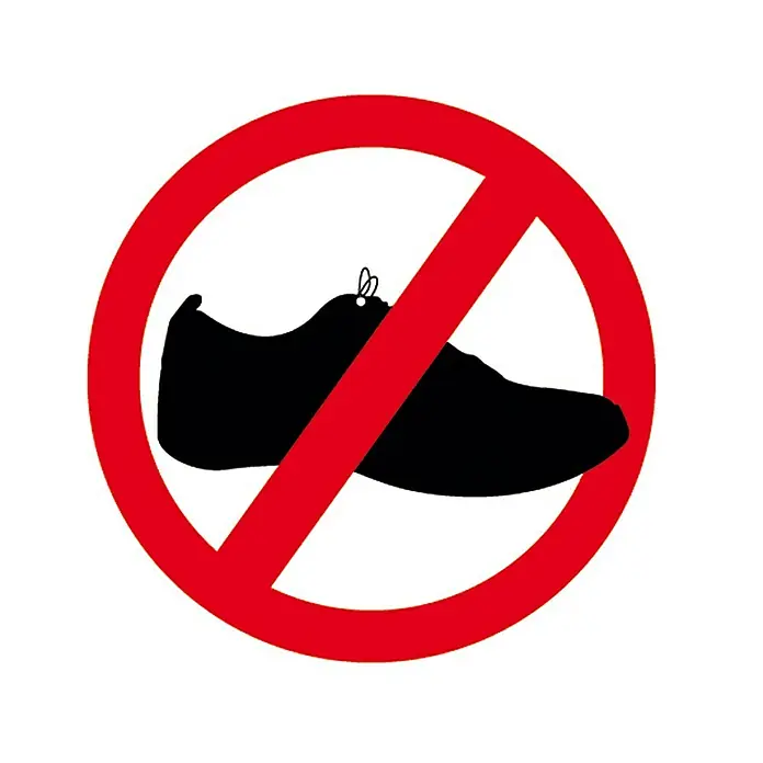 Aufkleber - Schuhe verboten, Durchmesser: 14 cm - Roter Kreis mit einer schwarzen Schuhsilhouette und einem diagonalen Strich, der das Tragen von Schuhen verbietet.