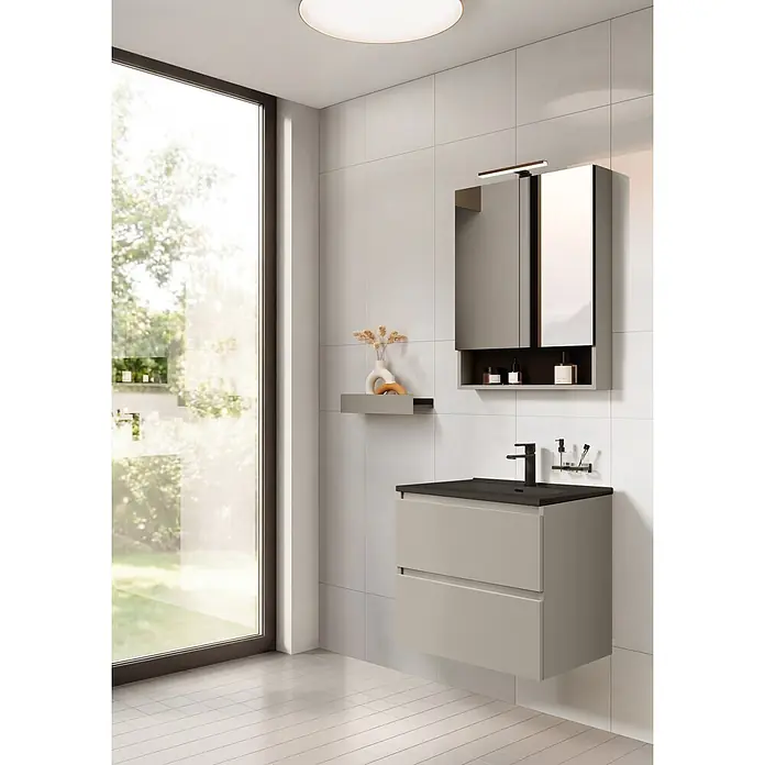 Riva Lynn Waschtischunterschrank - B x T x H: 60 x 45,6 x 53 cm, Fume, Matt - Moderner hellgrauer Badezimmerwaschtisch mit schwarzer Platte und passendem Spiegelschrank in hellem Bad.
