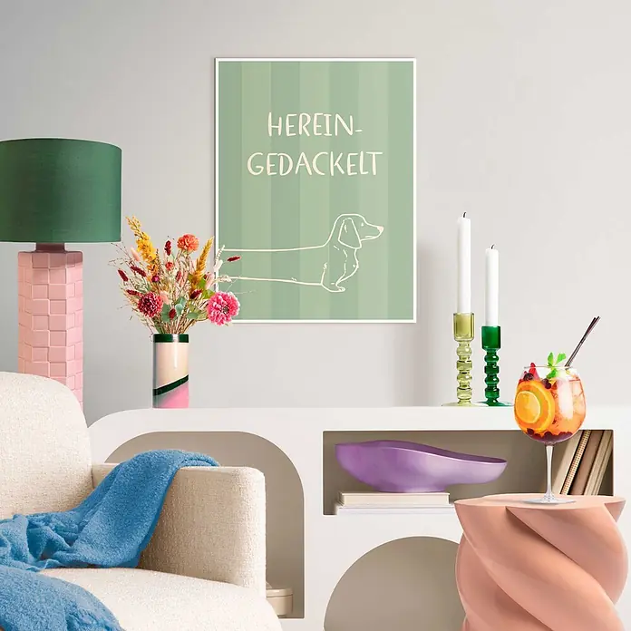 Reinders Bild Slim Frame White - Herein Gedackelt, B x H: 30 x 40 cm - Grün gestreiftes Poster mit weißer Dackel-Silhouette und „HEREIN-GEDACKELT“-Text.