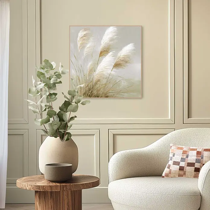 Reinders Bild Slim Frame Wood - Whispering Reeds, B x H: 50 x 50 cm - Ein hell getöntes Bild mit Pampasgras in Naturholzrahmen an einer beigen Wand in einem modernen Wohnraum.