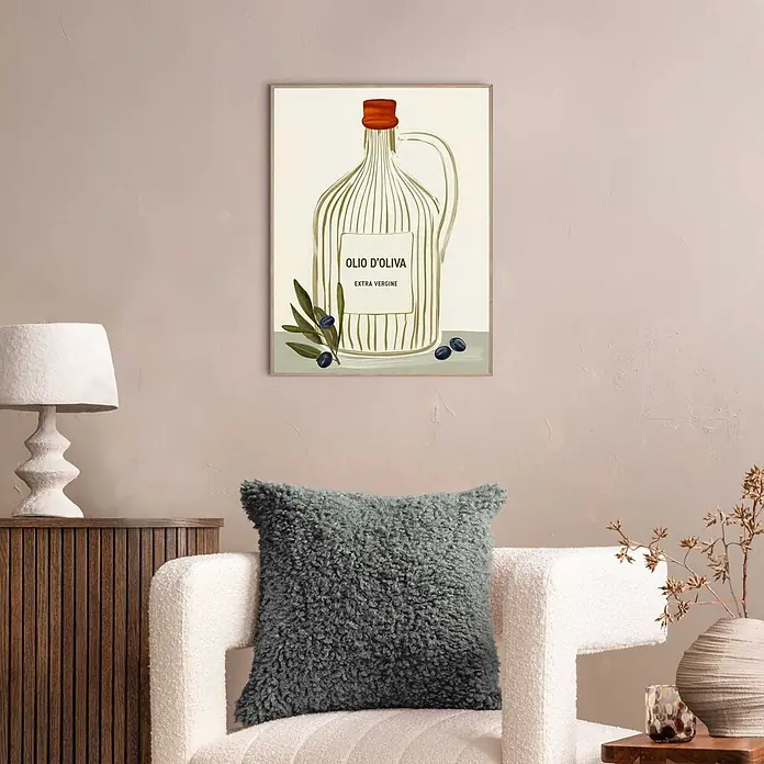Reinders Bild Slim Frame Wood - Olive Oil Bottle, B x H: 30 x 40 cm - Graues, flauschiges, quadratisches Zierkissen auf einem weißen Sessel.