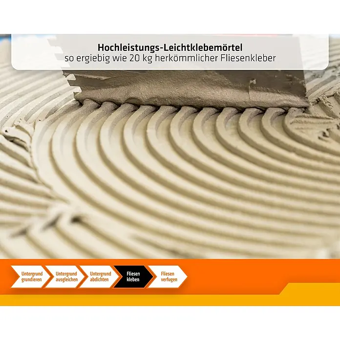 PCI Flexkleber 400 15 kg C2TES1 - 15 kg - Glättkelle trägt gerillten Fliesenkleber auf. Arbeitsschritte für Fliesenverlegung gezeigt.
