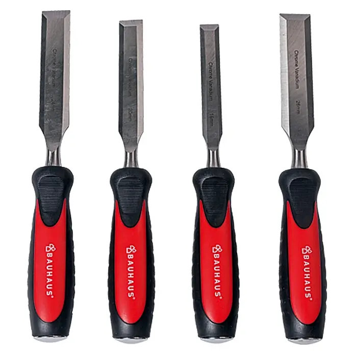 BAUHAUS Stechbeitel-Set - 4 -tlg., 2K-Griff, Chrom-Vanadium-Stahl - Vier Stecheisen der Marke Bauhaus mit roten und schwarzen Griffen für präzise Holzarbeiten.