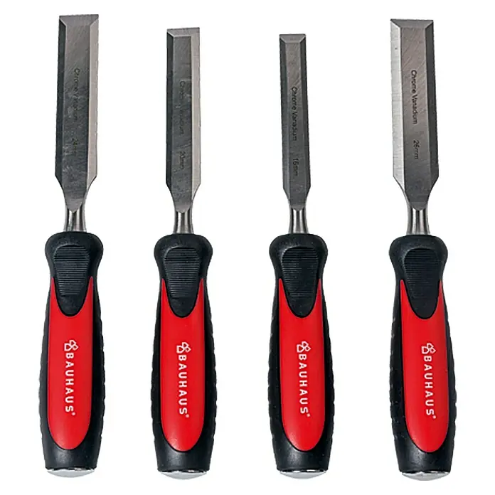 BAUHAUS Stechbeitel-Set - 4 -tlg., 2K-Griff, Chrom-Vanadium-Stahl - Vier Stecheisen der Marke Bauhaus mit roten und schwarzen Griffen für präzise Holzarbeiten.