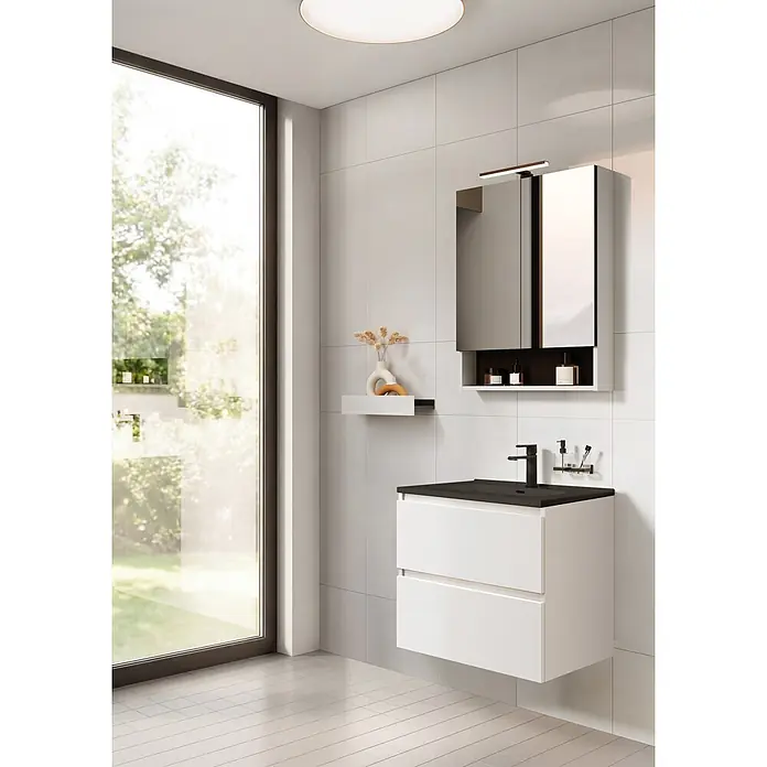 Riva Lynn Waschtischunterschrank - B x T x H: 60 x 45,6 x 53 cm, Weiß Matt, Matt - Moderner weißer Badunterschrank mit dunklem Waschbecken und Wasserhahn, Spiegelschrank, in einem hellen Badezimmer.