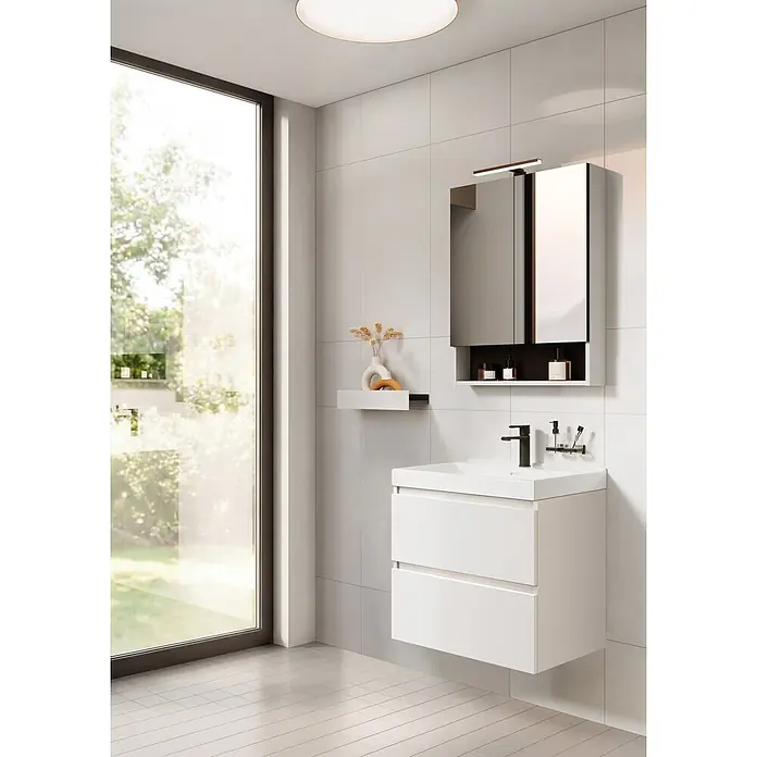 Riva Lynn Waschtischunterschrank - B x T x H: 60 x 45,6 x 53 cm, Weiß Matt, Matt - Modernes Badezimmer mit weißem Hängewaschtisch, schwarzer Armatur und Spiegelschrank. Großes Fenster mit Gartenblick.