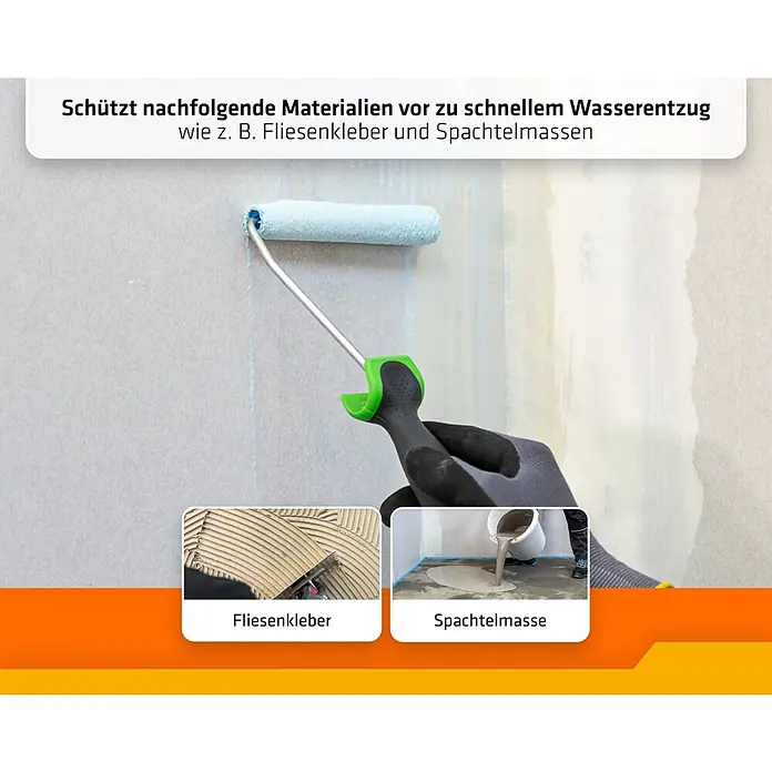 PCI Gisogrund Primer All-in-One - Blau, 5 l - Hand mit Rolle trägt hellblauen Primer auf Wand auf. Schützt Materialien wie Fliesenkleber und Spachtelmasse vor schnellem Wasserentzug.