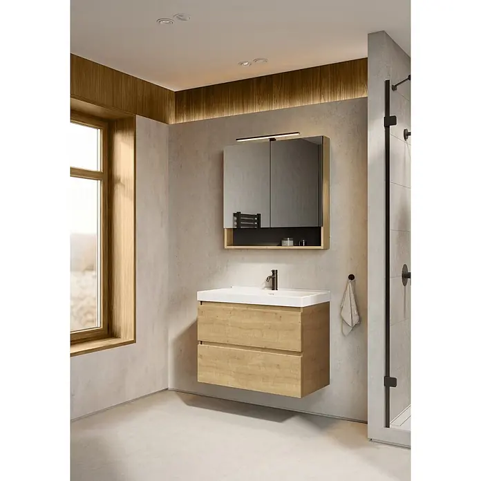 Riva Lynn Waschtischunterschrank - B x T x H: 80 x 45,6 x 53 cm, Hamilton Eiche - Moderner Badunterschrank in heller Holzoptik mit weißem Waschbecken und passendem Spiegelschrank in einem zeitgenössischen Badezimmer.
