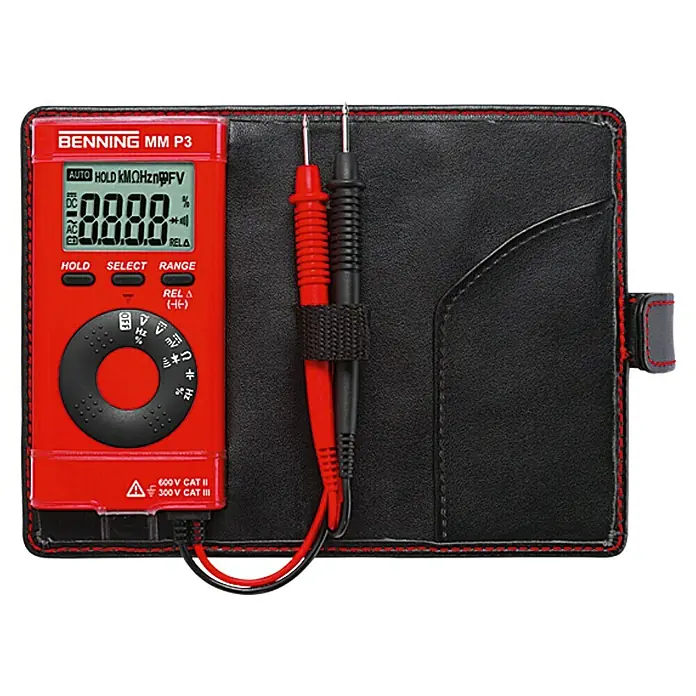 Benning Digital-Multimeter MM P3 - Messbereich Wechselspannung: 0,1 V - 600 V - Ein rotes Benning MM P3 Multimeter mit Messleitungen in einer schwarzen Schutzhülle mit roter Naht.