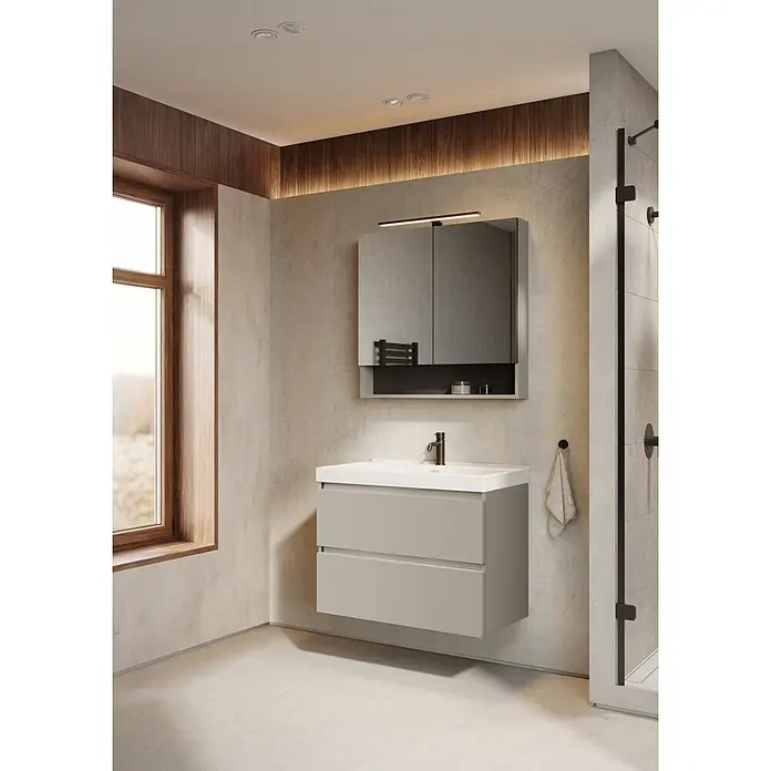 Riva Lynn Waschtischunterschrank - B x T x H: 80 x 45,6 x 53 cm, Fume, Matt - Moderner hellgrauer Badschrank mit weißem Waschbecken, dunkler Armatur und Spiegelschrank in einem Bad mit Betonoptik.