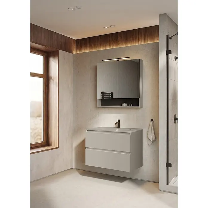 Riva Lynn Waschtischunterschrank - B x T x H: 80 x 45,6 x 53 cm, Fume, Matt - Ein moderner, hellgrauer Badunterschrank mit Waschbecken, Spiegelschrank und horizontaler Lichtleiste darüber in einem zeitgemäßen Badezimmer.