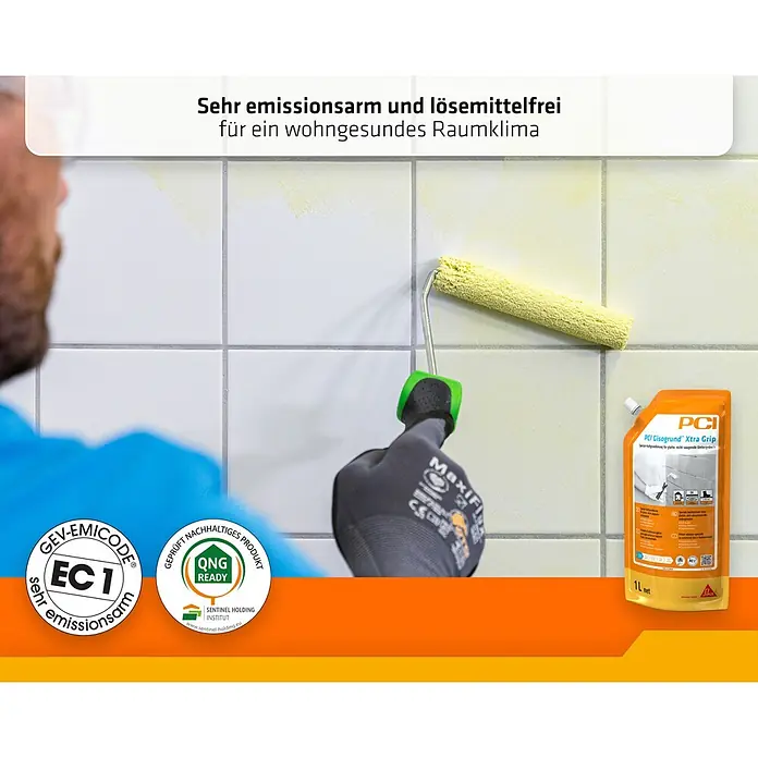 PCI Gisogrund Haftgrundierung Xtra Grip - 1 l - Orangefarbener Beutel PCI Gisogrund Xtra Grip Grundierung wird mit einer Rolle auf Fliesen aufgetragen.