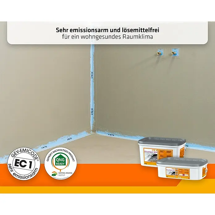 PCI Lastogum Dicht - 8 kg, Grau - Zwei Eimer PCI Lastogum Dicht Dichtmasse auf dem Boden, an Wänden und Boden in einer Raumecke aufgetragen, mit Emissionsschutz-Zertifizierung.