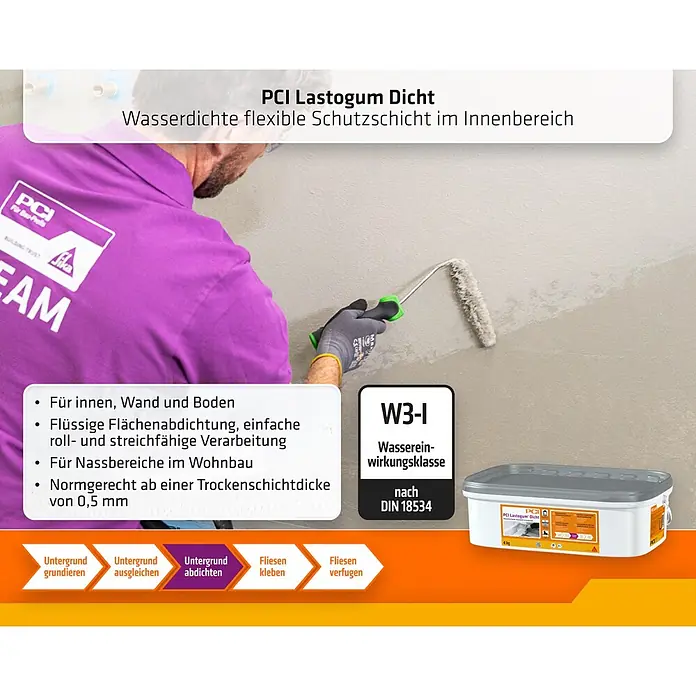 PCI Lastogum-Dichtset - Grau, 4 kg - Mann trägt PCI Lastogum Dicht Abdichtung auf eine Innenwand vor dem Fliesen auf. Ein Produktekübel ist abgebildet.