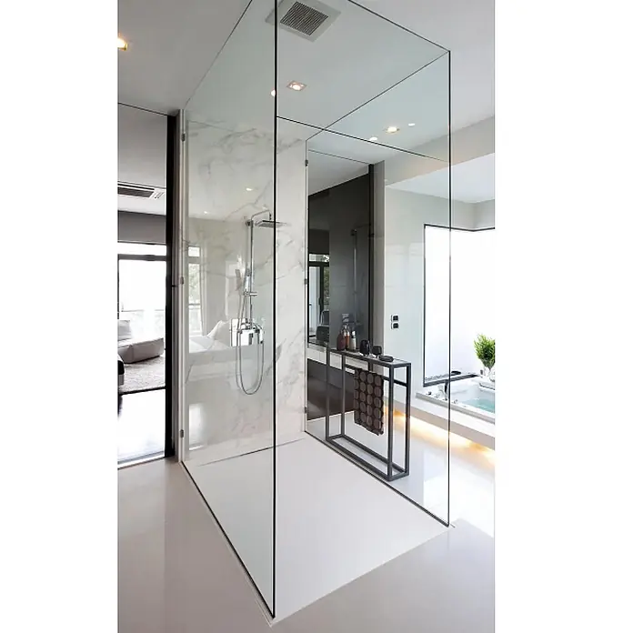 FRASCIO New Tecnology Duschwanne Duschwanne - L x B: 1.750 x 850 mm, Verbundwerkstoff, Weiß - Moderne begehbare Dusche mit transparenten Glaswänden und weißem Marmor, in einem geräumigen Badezimmer.