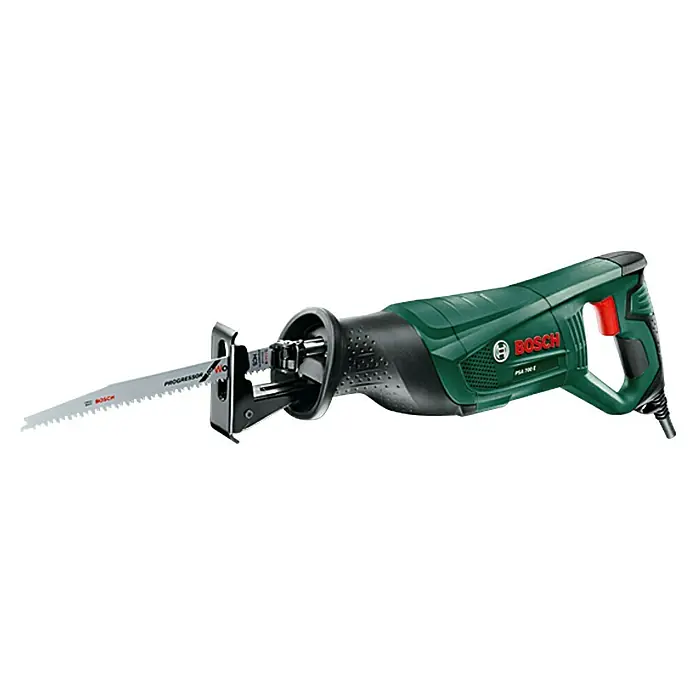 Bosch Säbelsäge PSA 700 E - 710 W, Hublänge: 20 mm, 1 x Säbelsäge, 1 x 1 Sägeblatt für Holz S 2345 X - Das Bild zeigt eine grüne Bosch PSA 700 E Säbelsäge mit einem Metallsägeblatt, ideal für verschiedene Sägearbeiten.