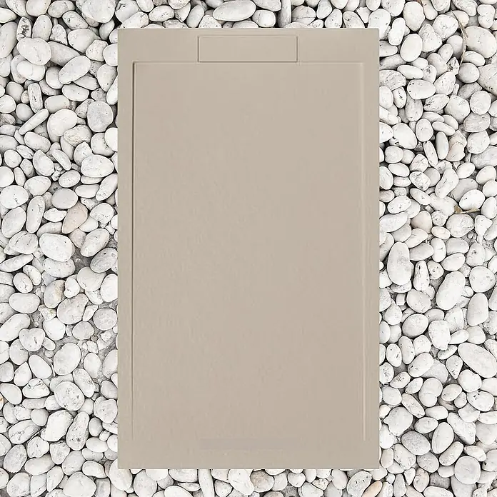 FRASCIO New Tecnology Duschwanne Duschwanne - L x B: 1.200 x 900 mm, Verbundwerkstoff, braun - Beige texturierte Duschwanne mit rechteckigem Design, auf weißen Kieselsteinen präsentiert.