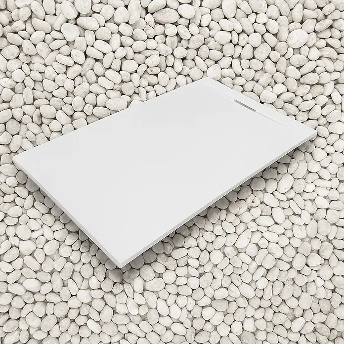 FRASCIO New Tecnology Duschwanne Duschwanne - L x B: 1.750 x 850 mm, Verbundwerkstoff, Weiß - Weißes, rechteckiges Duschbecken mit linearem Ablauf auf weißen Kieselsteinen.