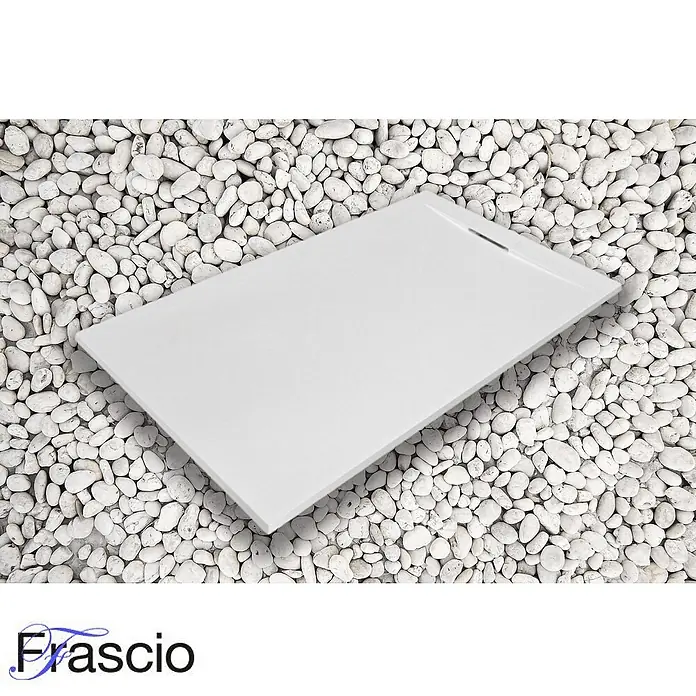 FRASCIO New Tecnology Duschwanne Duschwanne - L x B: 1.750 x 850 mm, Verbundwerkstoff, Weiß - Weißes rechteckiges Duschbecken mit linearem Ablauf, auf weißen Kieselsteinen liegend.