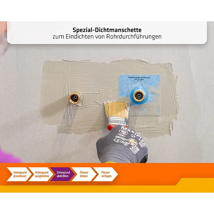 PCI Pecitape Dichtmanschette 10 x 10 - 10 x 10 cm, Gesamtstückzahl: 2 Stk. - Hand trägt graue Abdichtung um Rohrdurchführungen auf, eine mit blauer Dichtmanschette, zur Versiegelung.