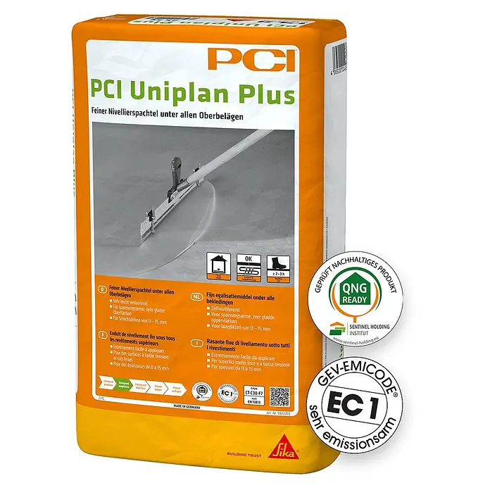 PCI Nivelliermasse Uniplan Plus 0-15 mm - 25 kg - Orangefarbener Sack PCI Uniplan Plus Feinnivellierspachtel, für 0-15 mm Schichtdicke, bei der Bodenanwendung gezeigt.