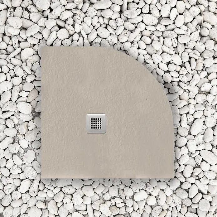 FRASCIO New Tecnology Duschwanne Duschwanne - L x B: 800 x 800 mm, Verbundwerkstoff, Mokka - Beige Viertelkreis-Duschwanne mit quadratischem Abflussrost, auf weißen Kieselsteinen.