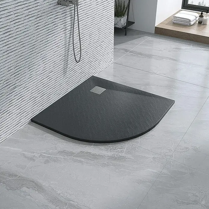 FRASCIO New Tecnology Duschwanne Duschwanne - L x B: 900 x 900 mm, Verbundwerkstoff, Anthrazit - Dunkelgraue Viertelkreis-Duschwanne mit Schieferoptik, in einem modernen Badezimmer installiert.