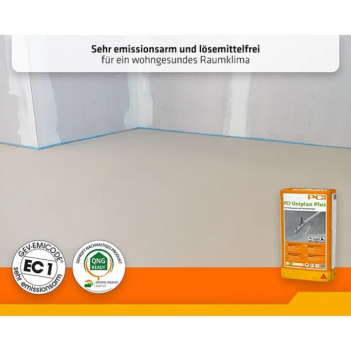 PCI Nivelliermasse Uniplan Plus 0-15 mm - 25 kg - Orange-gelber PCI Uniplan Plus Nivellierspachtel-Sack auf nivelliertem Boden, hervorhebend seine emissionsarmen, lösemittelfreien Eigenschaften.