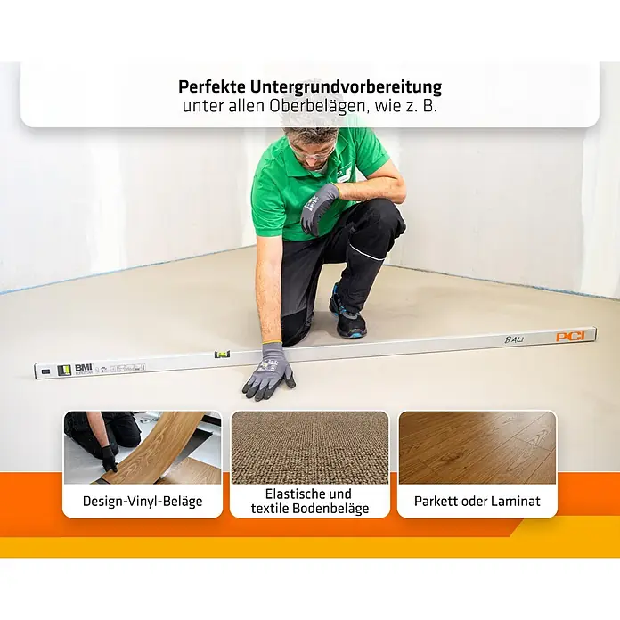 PCI Nivelliermasse Uniplan Plus 0-15 mm - 25 kg - Arbeiter prüft Untergrund mit Wasserwaage. Beispiele zeigen die Vorbereitung für Vinyl-, Textil- und Holzbeläge wie Parkett oder Laminat.