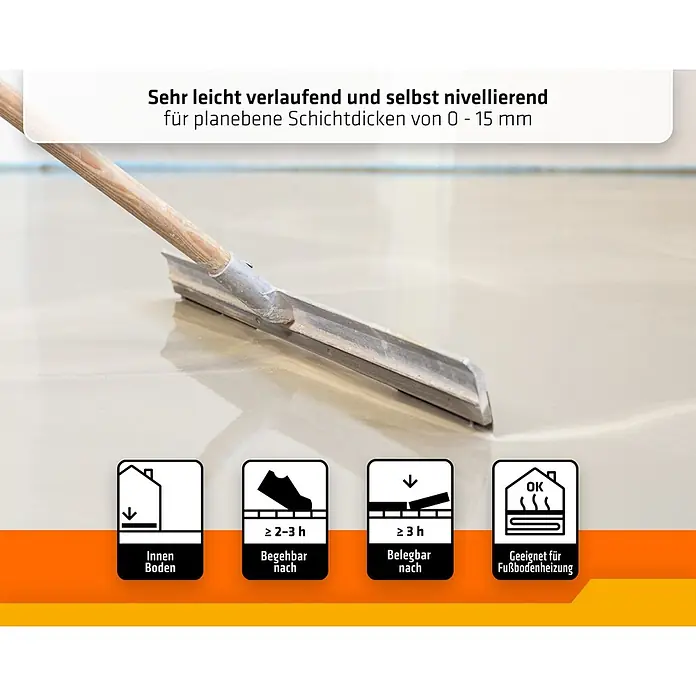 PCI Nivelliermasse Uniplan Plus 0-15 mm - 25 kg - Selbstnivellierende Bodenausgleichsmasse wird mit einem Rakel auf einen hellen Boden aufgetragen.
