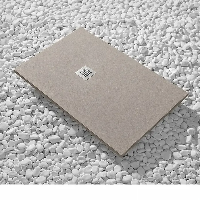 FRASCIO New Tecnology Duschwanne Duschwanne - L x B: 1.450 x 750 mm, Verbundwerkstoff, Warm beige - Helle, rechteckige Duschwanne mit quadratischem Ablaufgitter auf weißen Kieselsteinen.
