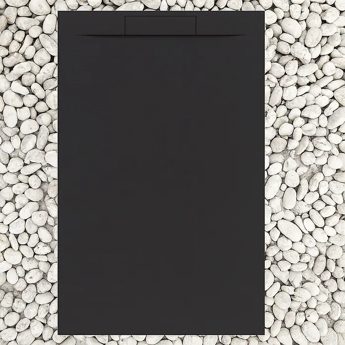 FRASCIO New Tecnology Duschwanne Duschwanne - L x B: 1.200 x 900 mm, Verbundwerkstoff, Schwarz - Schwarze rechteckige Duschwanne mit linearem Ablauf, umgeben von weißen Kieselsteinen.