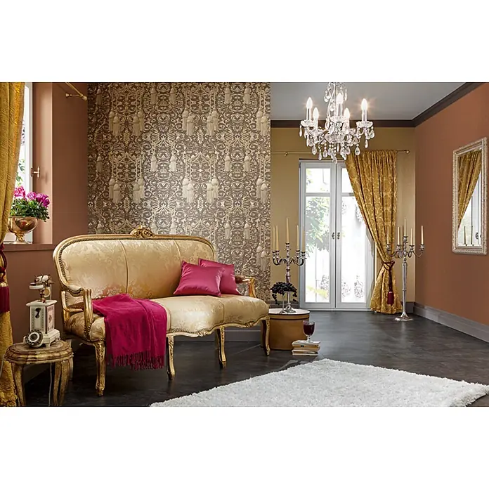 Glööckler Vliestapete - Federmuster - Gold, Ornament, 10,05 x 0,7 m - Elegantes Interieur mit goldfarbenem Sofa, üppigen Vorhängen und Kristalllüster, das eine luxuriöse und einladende Atmosphäre schafft.