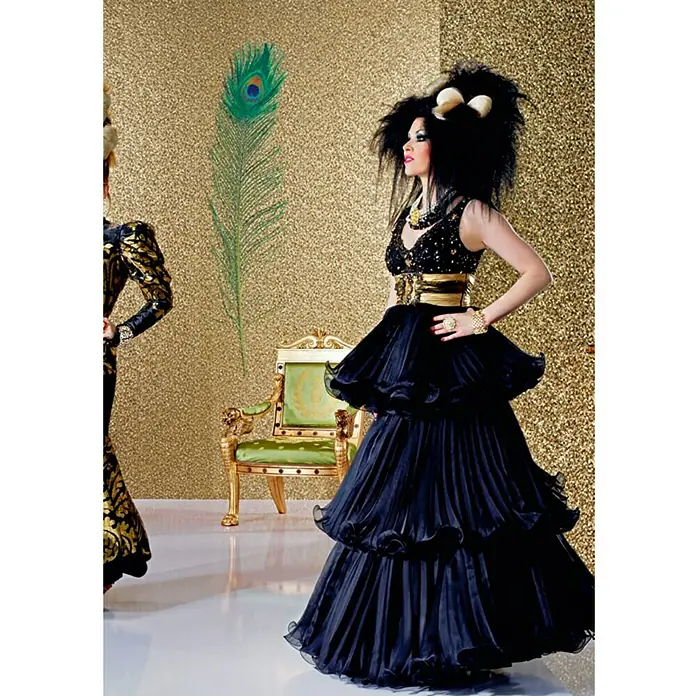 Glööckler Vliestapete - Federmuster - Gold, Ornament, 10,05 x 0,7 m - Elegantes, mehrlagiges, schwarzes Ballkleid mit goldenem Gürtel. Die perfekte Wahl für einen glamourösen Auftritt.