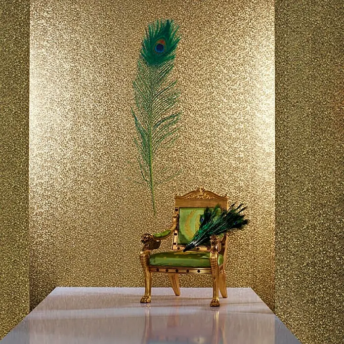 Glööckler Vliestapete - Federmuster - Gold, Ornament, 10,05 x 0,7 m - Goldener Thron mit Pfauenfedern vor glitzerndem Hintergrund. Elegantes Möbelstück für luxuriöse Interieurs mit auffälligem Dekor.
