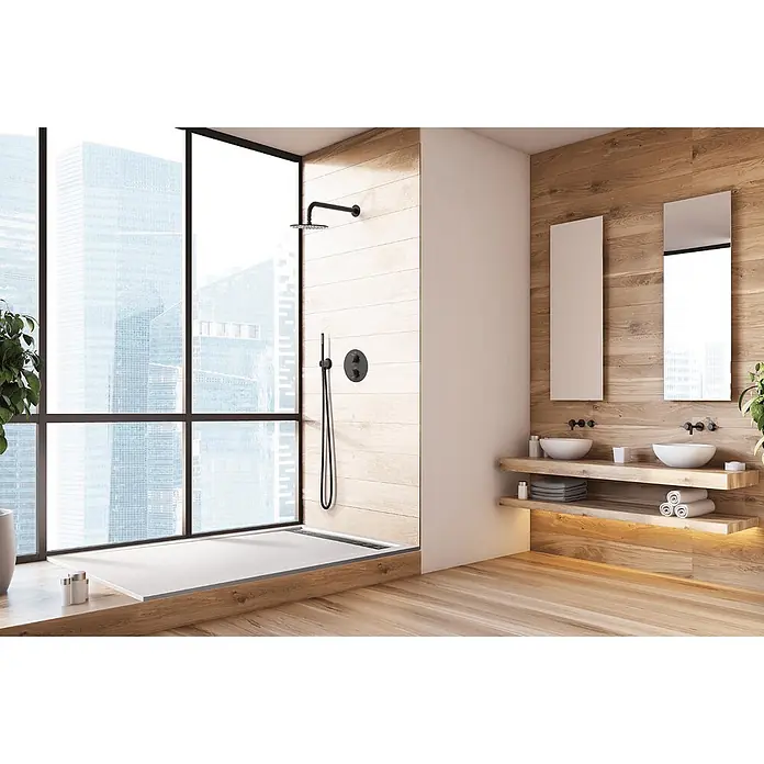 FRASCIO New Tecnology Duschwanne Duschwanne - L x B: 1.100 x 800 mm, Verbundwerkstoff, Weiß - Modernes Bad mit schwarzer Kopfbrause, Handbrause und Armaturen an heller Holzwand, neben großem Fenster.