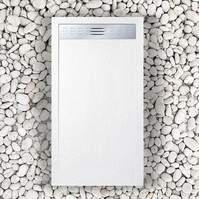 FRASCIO New Tecnology Duschwanne Duschwanne - L x B: 1.100 x 800 mm, Verbundwerkstoff, Weiß - Rechteckige weiße Duschwanne mit Chromablaufrost, auf weißen Kieselsteinen liegend.