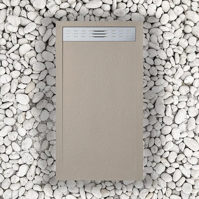 Frascio Duschwanne 90x100 cm Mokka Vulcano Line Slim -  - Beige rechteckige Duschwanne mit linearem Metallablauf, auf weißen Kieselsteinen.