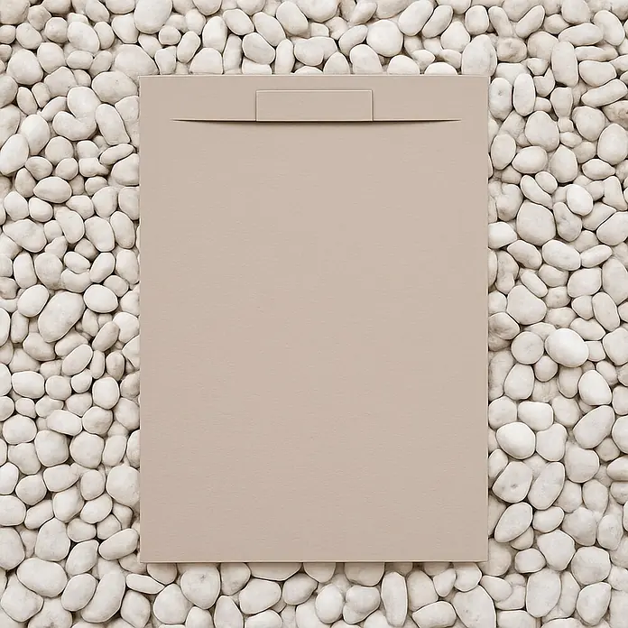 FRASCIO New Tecnology Duschwanne Duschwanne - L x B: 1.000 x 1.000 mm, Verbundwerkstoff, Warm Beige - Helle beige matte Duschwanne mit Linienablauf, umgeben von weißen Kieselsteinen.