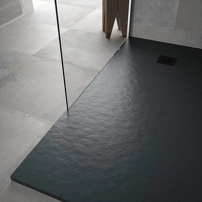 FRASCIO New Tecnology Duschwanne Duschwanne - L x B: 1.600 x 800 mm, Verbundwerkstoff, Anthrazit - Dunkelgraue, texturierte Duschwanne bündig mit hellgrauem Fliesenboden, mit klarer Glaswand.