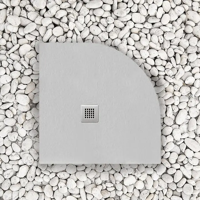 FRASCIO New Tecnology Duschwanne Duschwanne - L x B: 800 x 800 mm, Verbundwerkstoff, Grau - Hellgraue Viertelkreis-Duschwanne mit texturierter Oberfläche und quadratischem Metallablauf, auf weißen Kieselsteinen.