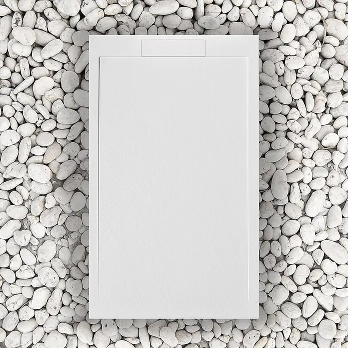 FRASCIO New Tecnology Duschwanne Duschwanne - L x B: 1.200 x 900 mm, Verbundwerkstoff, Weiß - Weiße, rechteckige, texturierte Duschwanne mit integrierter Ablaufabdeckung, auf weißen Kieselsteinen.