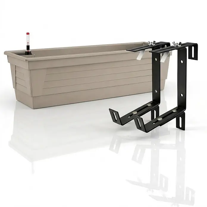Plastard Pflanzkasten 100 cm selbstwässernd mit Hydroeinsatz & Metallhalterung - Außenmaß (L x B x H): 80 x 21 x 17 cm, Kunststoff, Seidengrau - Beigefarbener rechteckiger Blumenkasten mit Wasserstandsanzeiger und zwei schwarzen verstellbaren Metall-Balkonhalterungen.