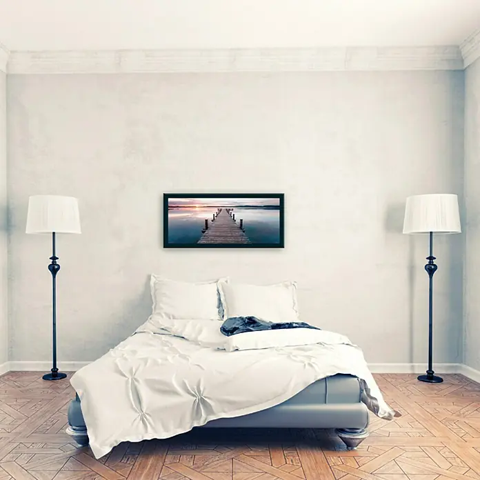 Bild Oversized - Steg bei Dämmerung, B x H: 124 x 50 cm - Schlafzimmer-Interieur mit einem modernen Bett, zwei Stehlampen und einem gerahmten Landschaftsbild an der Wand für eine gemütliche Atmosphäre.
